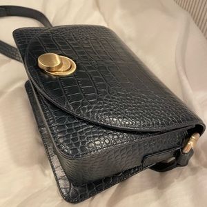 A lovely leather shoulder bag with two different shoulder straps to carry.